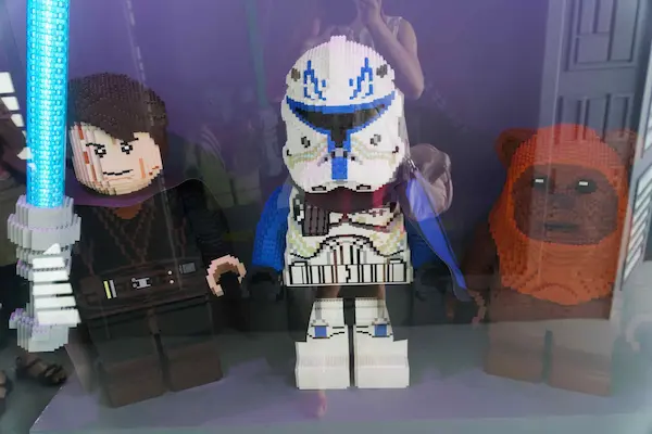 Star Wars giant minifigs (1)